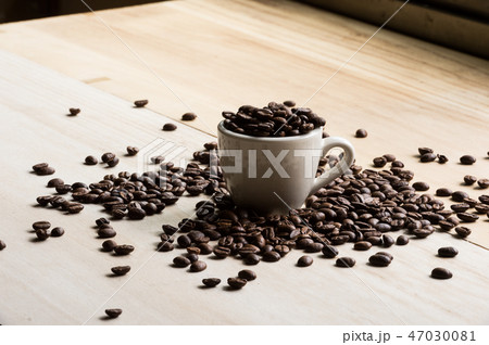 Coffee. Coffee beans. Coffee cup full  47030081