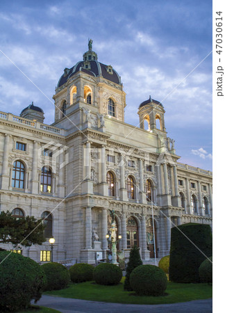 Maria Theresa Square in Vienna. Museum of Natural Maria Theresa Square in Vienna. Museum of Natural 47030614