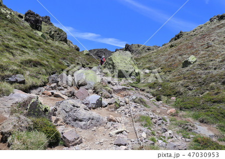 日光白根山 2500m付近の登山道から山頂方面を見る 47030953