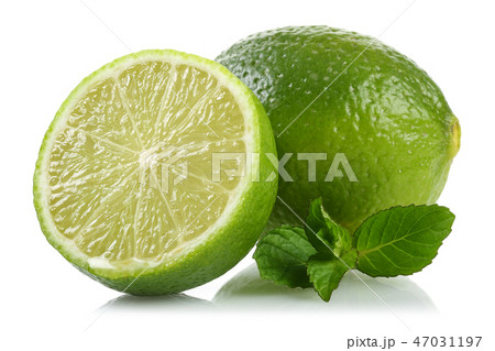 Whole and slice of lime with mint leaves 47031197