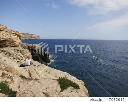 ヨーロッパ マルタ 海を見つめる女性 ヨーロッパ マルタ 海を見つめる女性 47032015