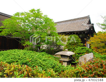 京都・勧修寺の雪見灯篭 47032388