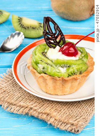 Tart with kiwi Tart with kiwi 47032914
