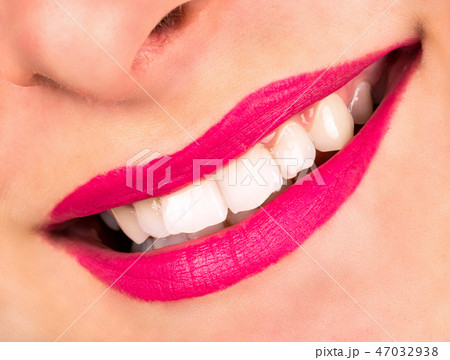 Women smile closeup 47032938