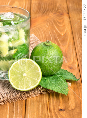Cocktail mojito on table 47033427