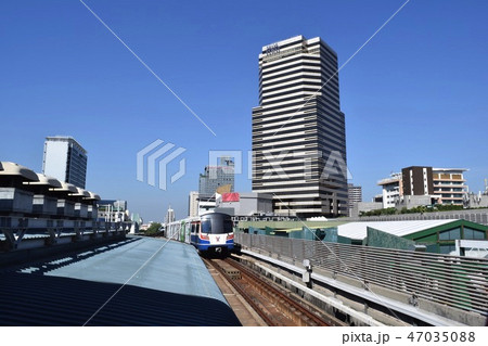 バンコク サイアム駅の街並みとバンコク・スカイトレイン(BTS)の車両 47035088