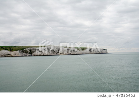 どんよりとした雲の下　船の上から見えるドーバー海峡のホワイトクリフとフェリーが作った白波 47035452
