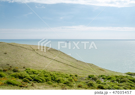 広々とした丘の上に広がる芝生と遠くに見える水平線とフェリー　イギリス郊外のドーバーにて 47035457
