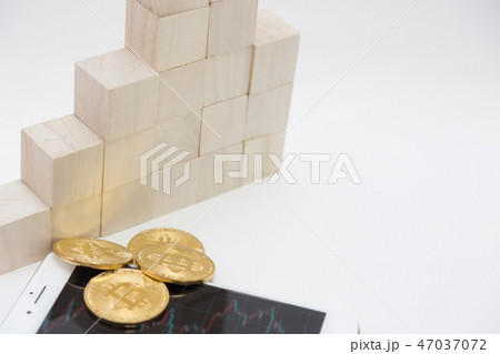 ビットコインとスマートフォンと積み木 47037072