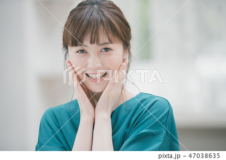 young woman young woman 47038635