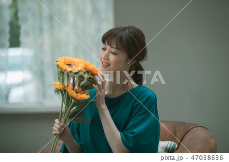 young woman 47038636