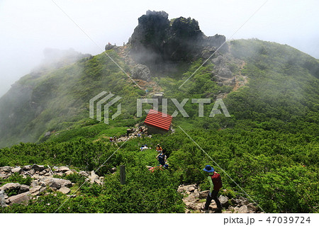 岩木山　山頂への道　鳳鳴ヒュッテと鳥海山 47039724
