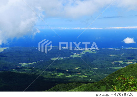 岩木山　山頂からの風景　日本海 47039726