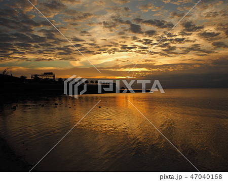 沖縄県58号線沿い佐泊海岸の夕焼け 47040168