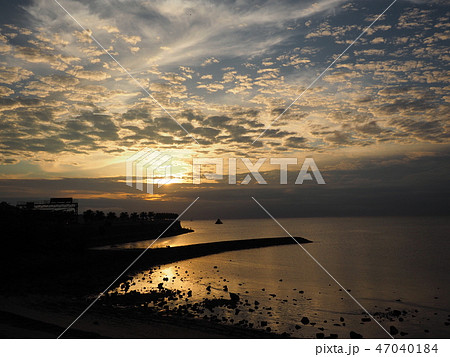 沖縄県58号線沿い佐泊海岸の夕焼け 沖縄県58号線沿い佐泊海岸の夕焼け 47040184
