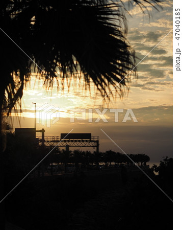 沖縄県58号線沿い佐泊海岸の夕焼け 47040185