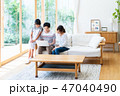 若い家族（パソコン） 47040490