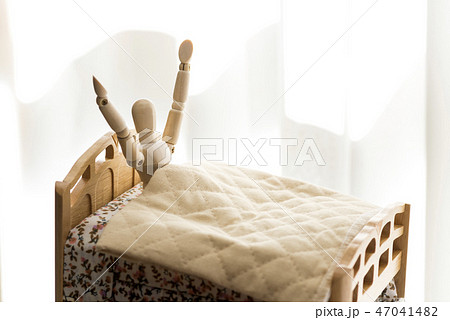 ベッドから起き上がった人形 47041482