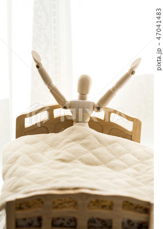 ベッドから起き上がった人形 47041483