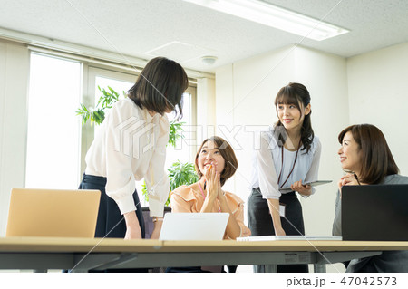 ビジネスウーマン ミーティング オフィス ビジネスイメージ ビジネスウーマン ミーティング オフィス ビジネスイメージ 47042573