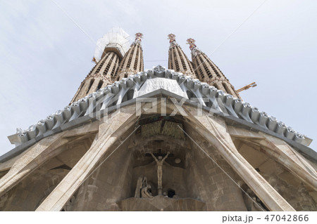 ガウディ 建築 古建築 47042866