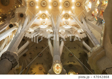 ガウディ 建築 古建築 47042868