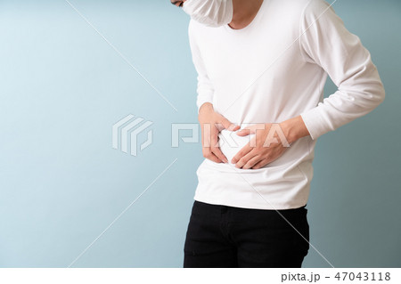 腹痛をうったえる男性イメージ 47043118