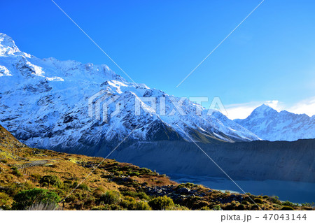 日の出を迎えた南半球のアルプスマウント・クックと国立公園 47043144