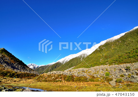 日の出を迎えた南半球のアルプスマウント・クックと国立公園 日の出を迎えた南半球のアルプスマウント・クックと国立公園 47043150