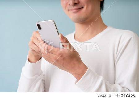 スマートフォンを使う男性 スマートフォンを使う男性 47043250