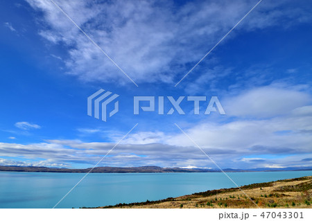 タスマン氷河から流れ出る水でできた美しい青緑色をしたプカキ湖 47043301