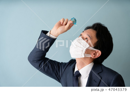 目薬をさす男性 47043379