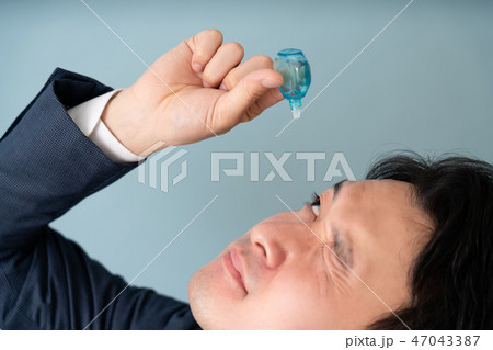 目薬をさす男性 目薬をさす男性 47043387