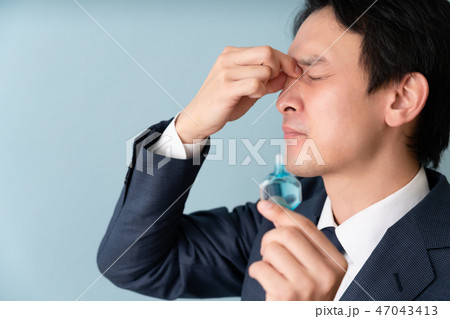 眼精疲労の男性イメージ 47043413