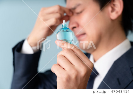 眼精疲労の男性イメージ 47043414