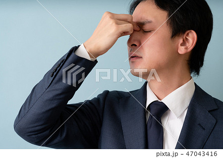 眼精疲労の男性イメージ 47043416