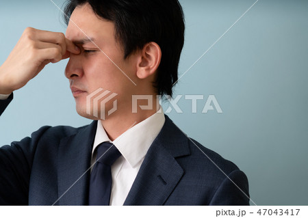 眼精疲労の男性イメージ 47043417