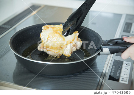 鶏肉を焼く 47043609