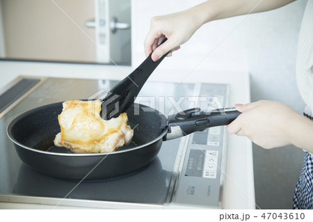鶏肉を焼く 鶏肉を焼く 47043610