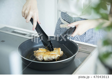 鶏肉を焼く 47043613