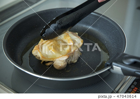 鶏肉を焼く 鶏肉を焼く 47043614