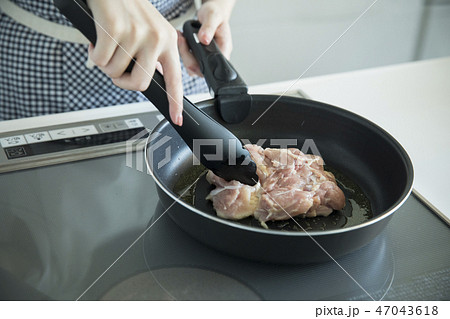 鶏肉を焼く 鶏肉を焼く 47043618