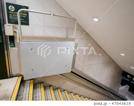 駅の車椅子用階段昇降機 駅の車椅子用階段昇降機 47043619
