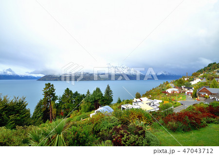クイーンズタウンワカティプ湖とサザンアルプス 47043712