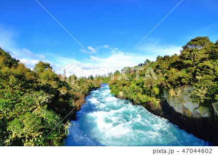 ニュージランド最大の湖タウポ湖とフカ滝 47044602