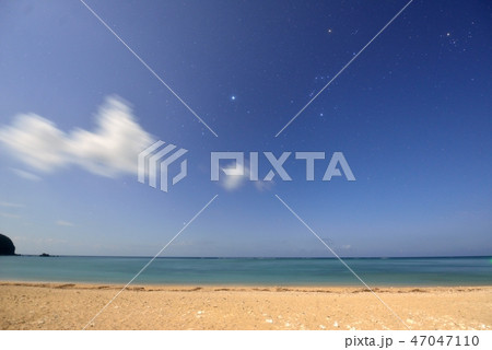 月夜のビーチと星 47047110