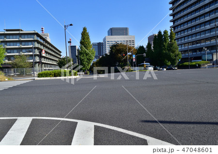 六本木通り越しに永田町から霞が関方面（潮見坂方面）に向かって「財務省上」の交差点を撮影した写真 47048601