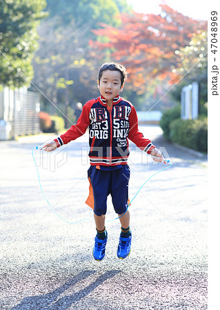 縄跳びをする子供 47048969