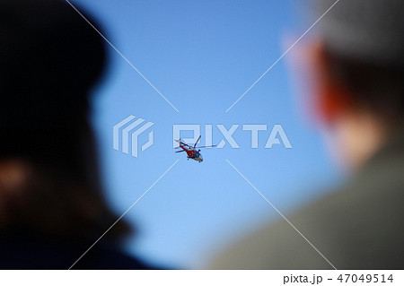 飛行機を眺める子供 47049514