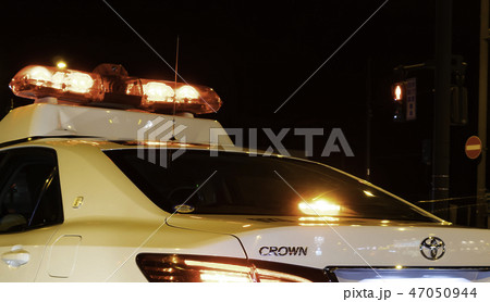 深夜のパトカー　パトロールカー　警ら中　警察　県警 47050944